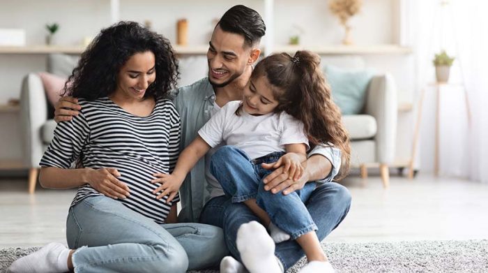 Vater, Tochter und schwangere Mutter freuen sich auf die baldige Bereicherung für ihr Familienleben. © Adobe Stock, Prostock-studio