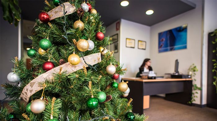 Ein Weihnachtsbaum der in einem Büro aufgestellt wurde und zur Arbeitssicherheit beiträgt. © Adobe Stock, FotoAndalucia