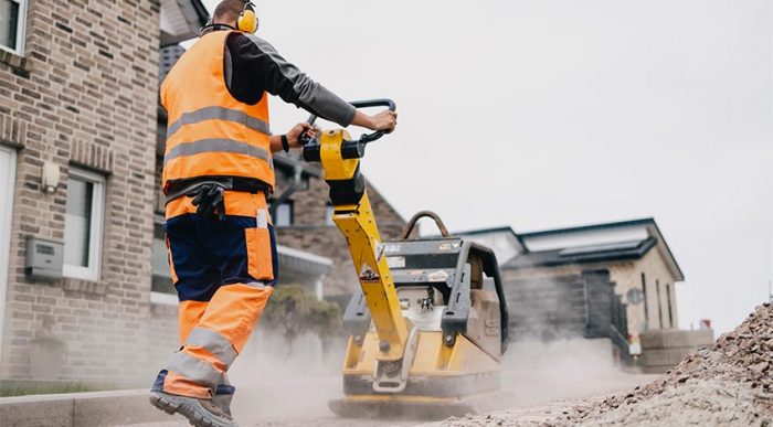 Ein Bauarbeiter schützt sich vor Gefährdungen am Arbeitsplatz. © Adobe Stock, Medienzunft Berlin