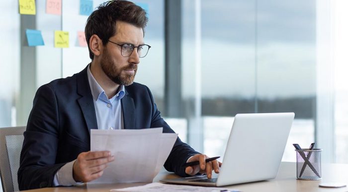 Ein Geschäftsführer überprüft die Faktoren des Winterblues auf seine Mitarbeitenden und ihre Effizienz im Unternehmen. © Adobe Stock, Liubomir