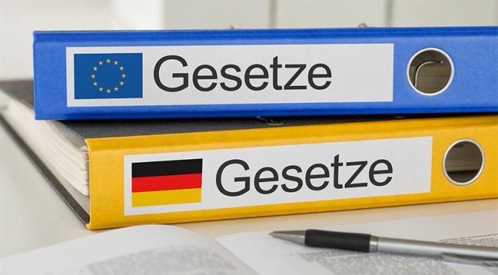 Zwei Aktenordner mit Gesetztesvorschriften von der EU und Deutschland hinsichtlich der E-Rechnung. © Adobe Stock, Zerbor