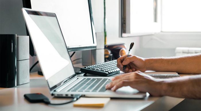 Ein Mitarbeiter arbeitet aus dem Homeoffice an seinem Laptop. Auch im Homeoffice greift die DSGVO. © Adobe Stock, Pol Solé