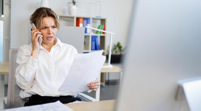 Eine Arbeitgeberin ist wütend, da sie bei der Kontrolle ihrer Mitarbeitenden Unstimmigkeiten entdeckt hat. Tipps für mehr Cybersicherheit während der Homeoffice-Tätigkeit findest du in diesem Beitrag. © Adobe Stock, Andrii