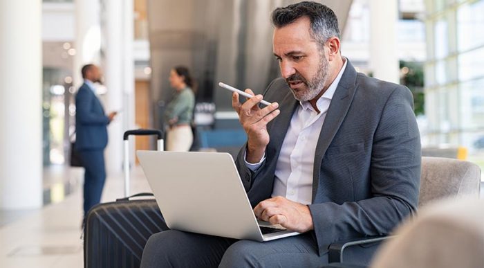 Ein Mann arbeitet vom Flughafen aus und nimmt einen Anruf entgegen. Hierbei ist es besonders wichtig auf Cybersicherheit bei der Telearbeit zu achten. © Adobe Stock, Rido