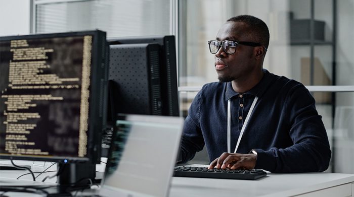 Mitarbeiter arbeitet am PC mit personenbezogenen Daten. Mithilfe der ISO 27001 hält er die DSGVO ein. © Adobe Stock, AnnaStills
