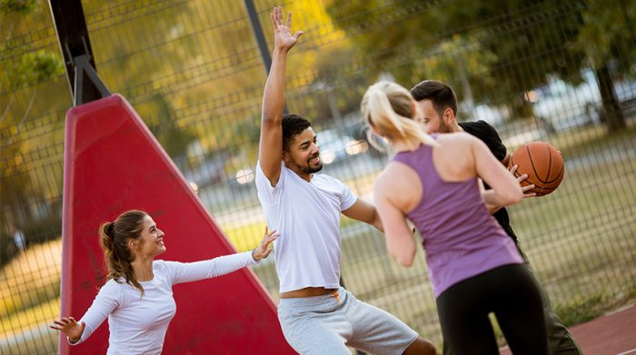 Mitarbeiter betreiben Sport am Arbeitsplatz und spielen Basketball. © Adobe Stock, BGStock72