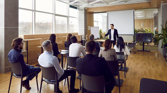 Mitarbeiter nehmen an einer Schulung zum Thema ISO 27001 und ISMS teil. © Adobe Stock, Studio Romantic