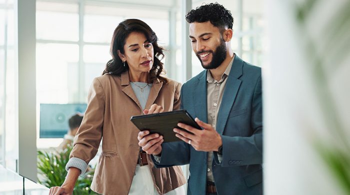 Ein externer Berater unterstützt eine Unternehmerin bei der Umsetzung der ISO 27001. © Adobe Stock, peopleimages.com
