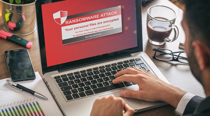 Auf einem Laptop eines Unternehmers erscheint eine Meldung über einen Ransomware Hackerangriff. © Adobe Stock, Rawf8
