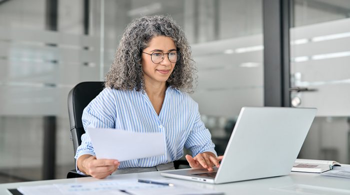 Unternehmerin dokumentiert die arbeitsmedizinische Vorsorge. © Adobe Stock, insta_photos