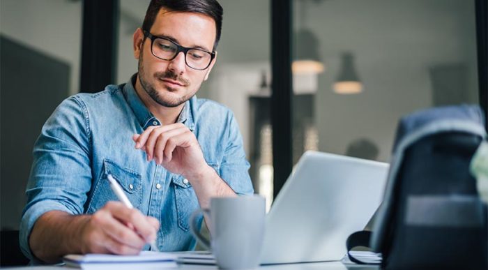 Ein Hacker versucht mithilfe von gängigen Begriffen die Log-In Daten eines Unternehmers zu erhalten. © Adobe Stock, Moon Safari