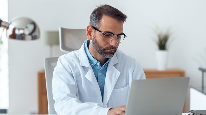 Arzt übermittelt an den Arbeitgeber, ob gesundheitliche Bedenken für eine Tätigkeit bestehen. © Adobe Stock, nenetus