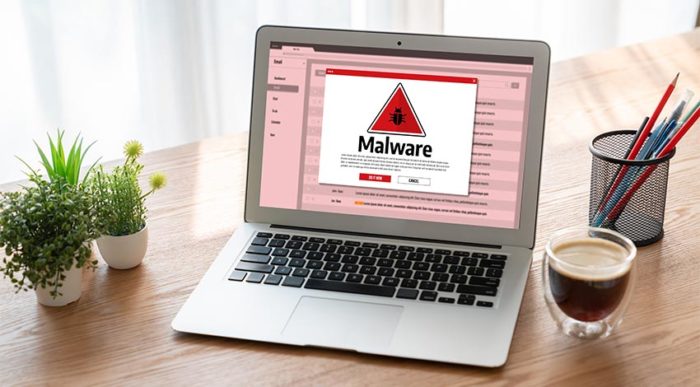 Auf einem Laptop wird eine Meldung über einen Malware-Angriff angezeigt. © Adobe Stock, InfiniteFlow