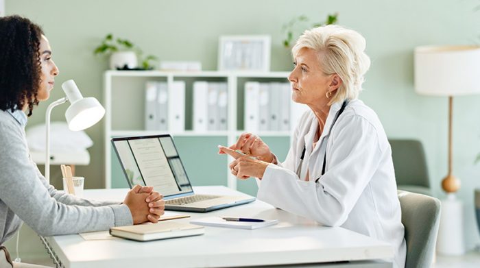 Mitarbeiterin nimmt die Wunschvorsorge wahr und lässt sich von Betriebsärztin beraten. © Adobe Stock, HockleyM1/peopleimages.com