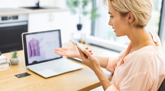 Eine Frau telefoniert mit dem Kundensupport, da der Online-Shop durch einen Hackerangriff gesperrt wurde. © Adobe Stock, sofiko14