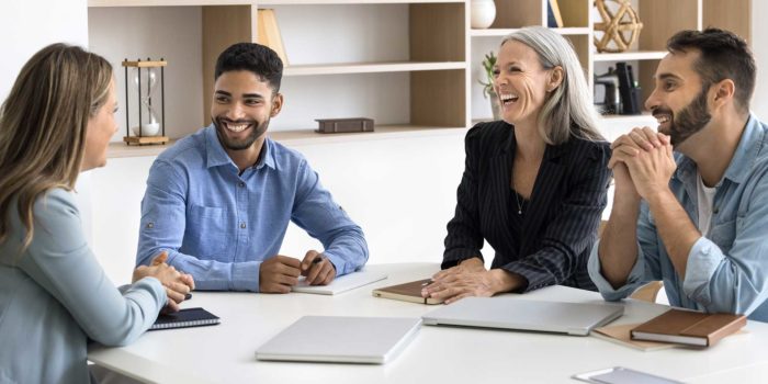 Mitarbeiter sitzen gemeinsam am Tisch und besprechen die Umsetzung der Kaizen-Methodik in ihrem Unternehmen. © Adobe Stock, fizkes