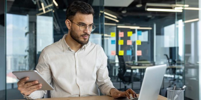 Mitarbeiter sitzt am Laptop, setzt die Kaizen-Methodik an und erkennt ein Verbesserungspotenzial in einem Prozess. © Adobe Stock, Liubomir
