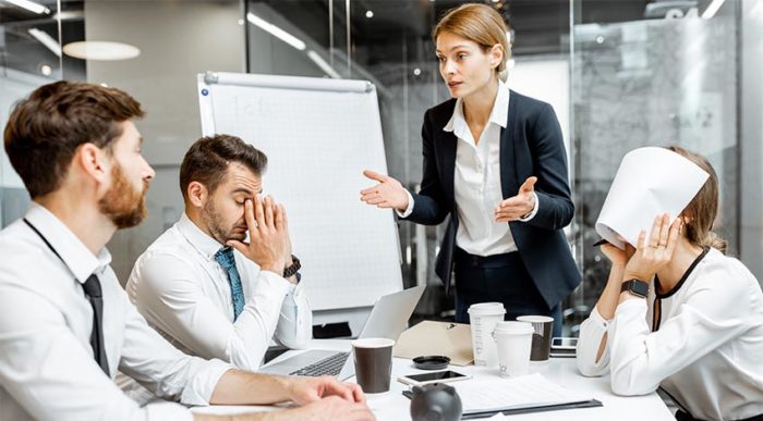 Mitarbeiter und Mitarbeiterinnen bei einer stressigen Diskussion an ihrem Büroarbeitsplatz. © Adobe Stock, rh2010